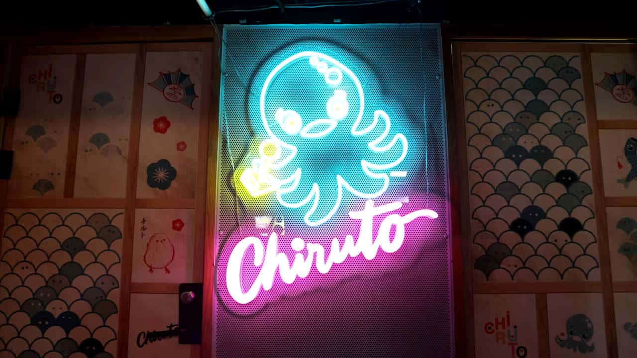 Bilde som viser et neon skilt med teksten Chiruto